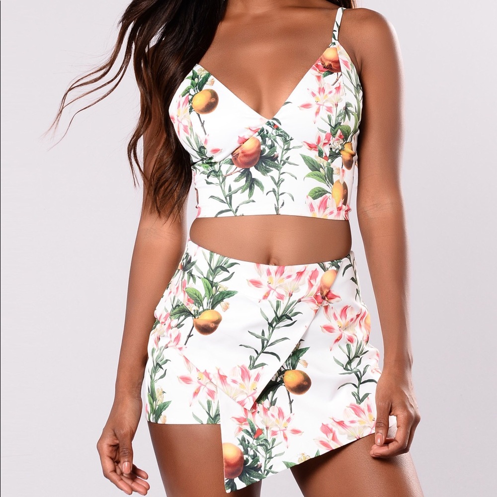 NWT tropical set in Ivory FIRM