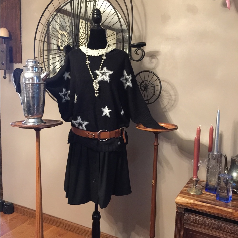 ❌SOLD❌👍🏼BlackSweater & FuzzyStars ✨ - Picture 4 of 8