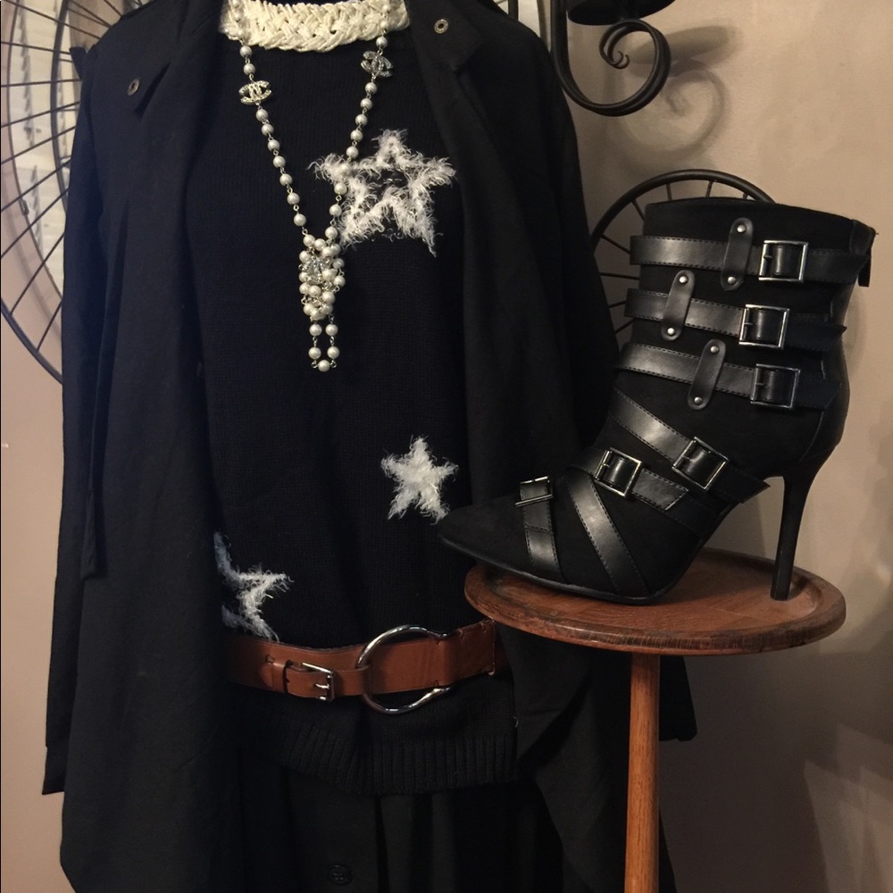 ❌SOLD❌👍🏼BlackSweater & FuzzyStars ✨ - Picture 5 of 8