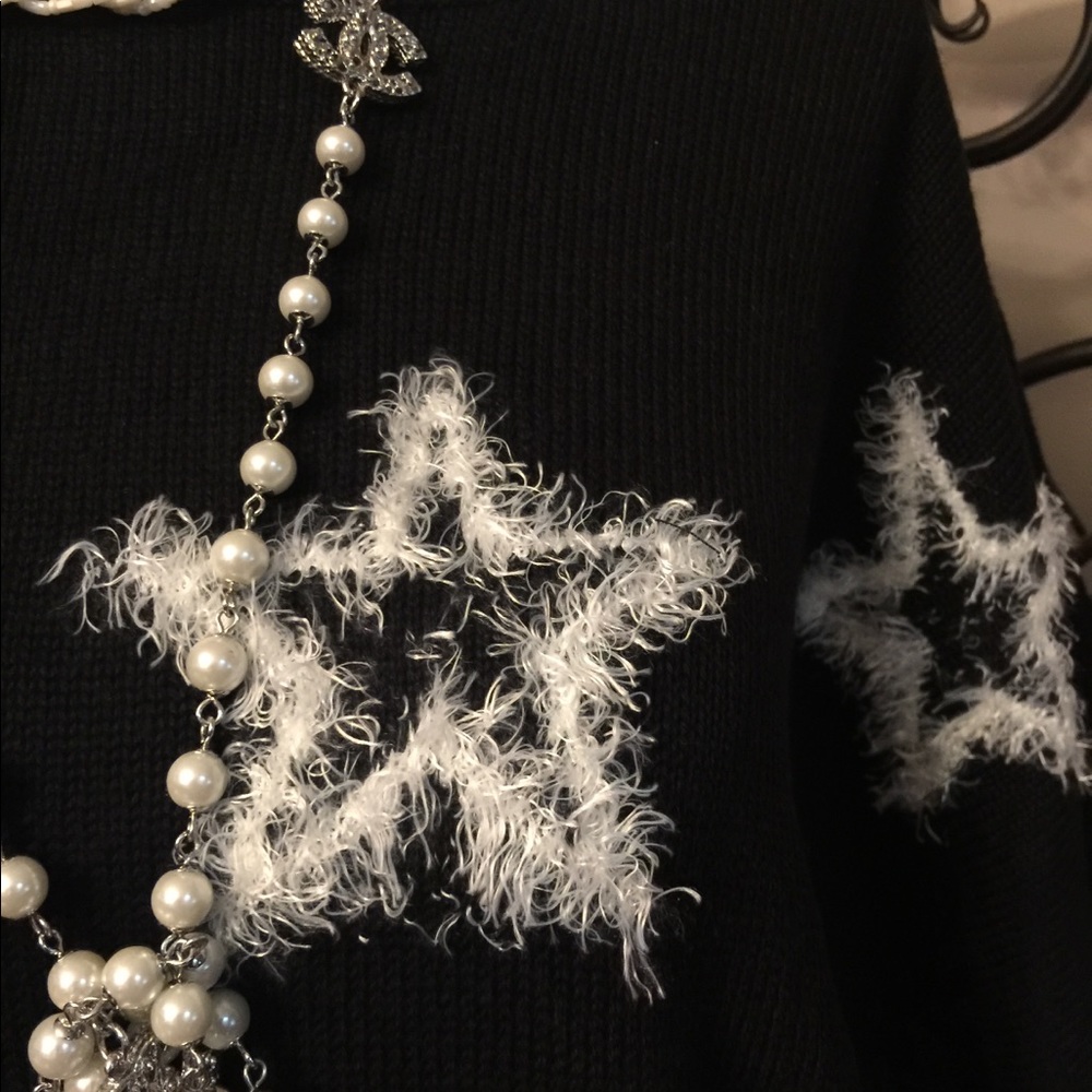 ❌SOLD❌👍🏼BlackSweater & FuzzyStars ✨ - Picture 6 of 8