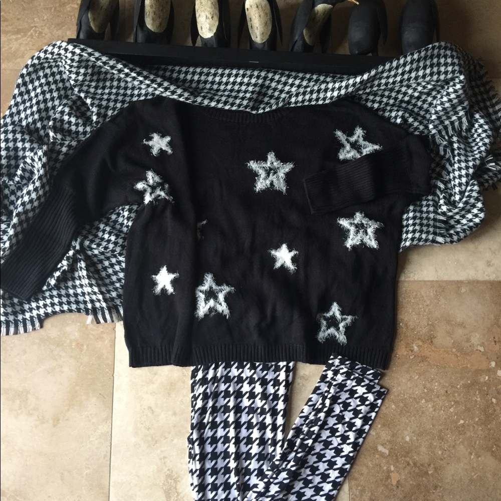 ❌SOLD❌👍🏼BlackSweater & FuzzyStars ✨ - Picture 3 of 8