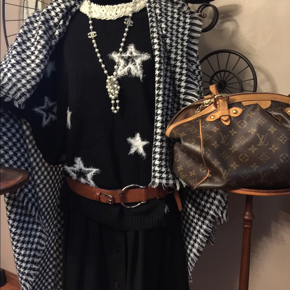 ❌SOLD❌👍🏼BlackSweater & FuzzyStars ✨ - Picture 7 of 8