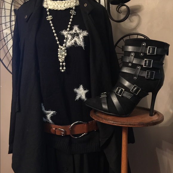 ❌SOLD❌👍🏼BlackSweater & FuzzyStars ✨ - Picture 5 of 8