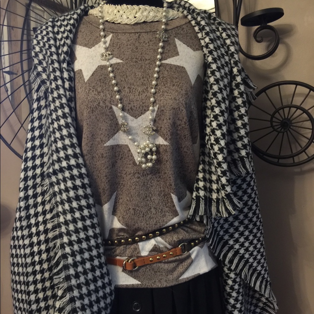 White star & mottle tan top CLOSET PURGE - Picture 3 of 7