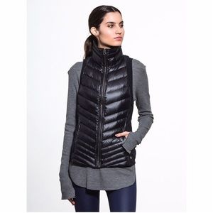 alo yoga altitude puffer vest in black