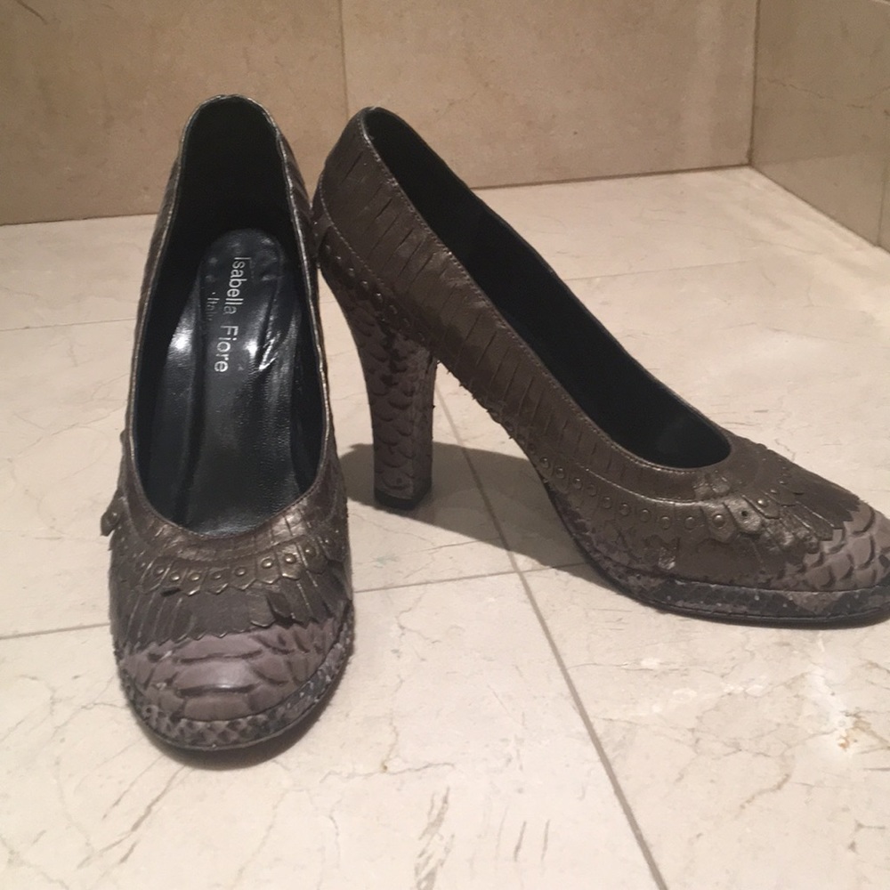 Snakeskin pumps (olive-color)