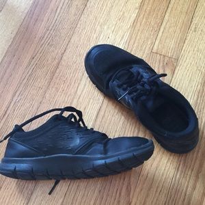 EUC black Nikes tennis shoes