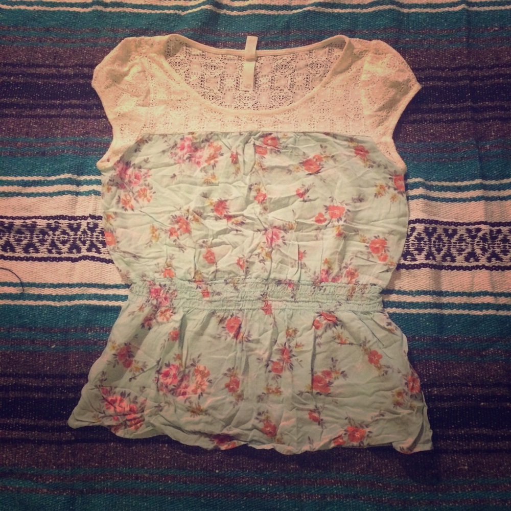 Pretty top with lace and flowers