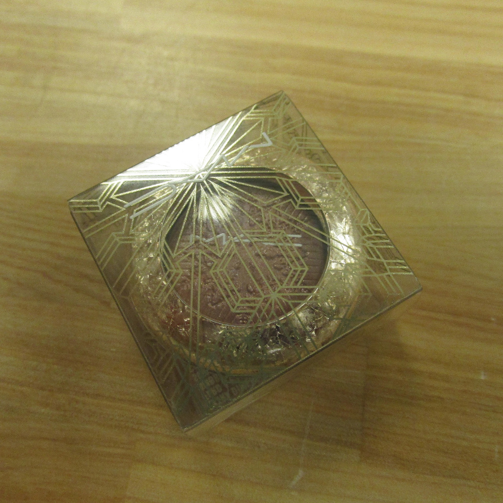 Mac Holiday Eyeshadow  "It's Snowing"