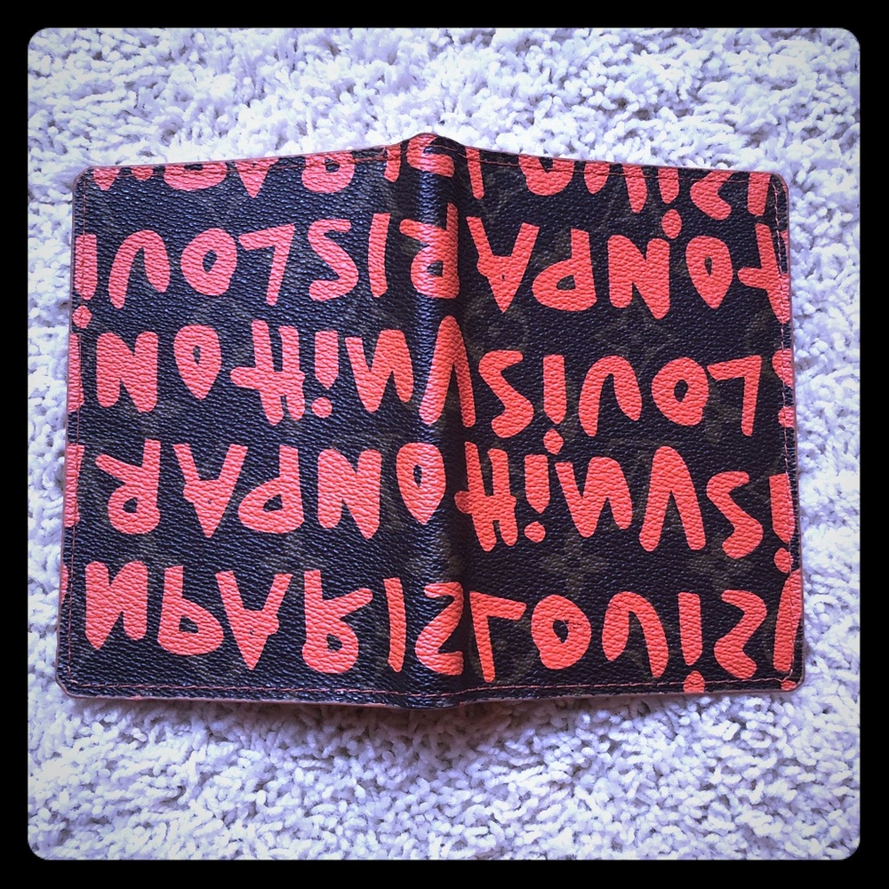 Louis Vuitton Paris: passport holder