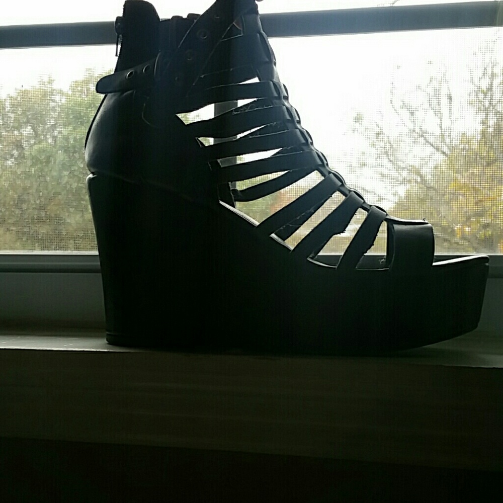 Black wedges
