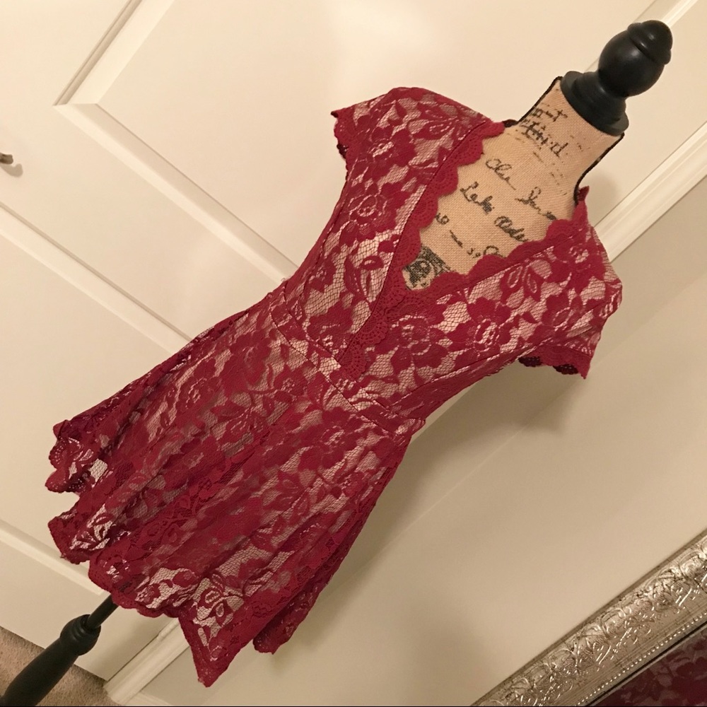 Women’s maroon v-neck lace dress