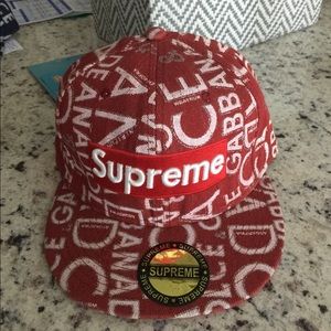 SnapBack hat with Supreme embroidery logo. Unisex