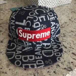 SnapBack hat with Supreme embroidery logo.