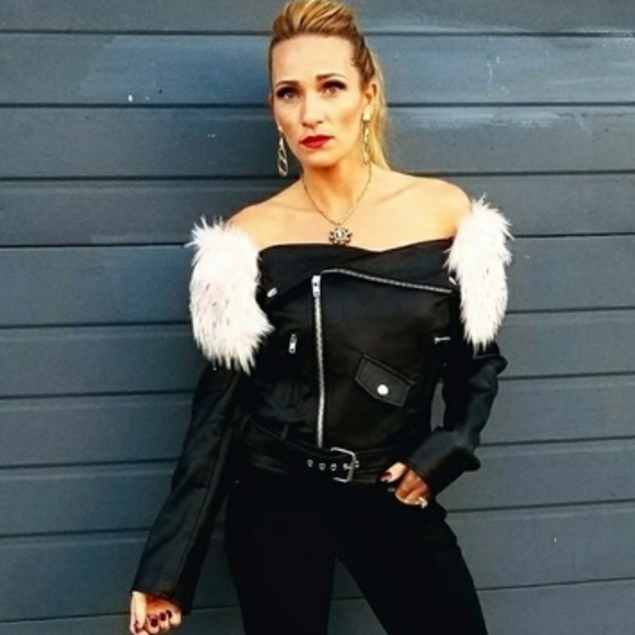 🛑LAST 1🛑OFF SHOULDER FAUX LEATHER JACKET - Picture 2 of 4