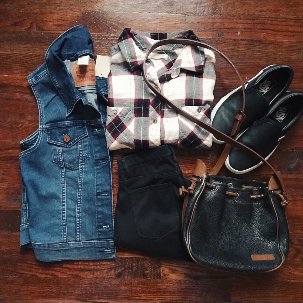 🆕 Levi’s Denim Vest Size Small