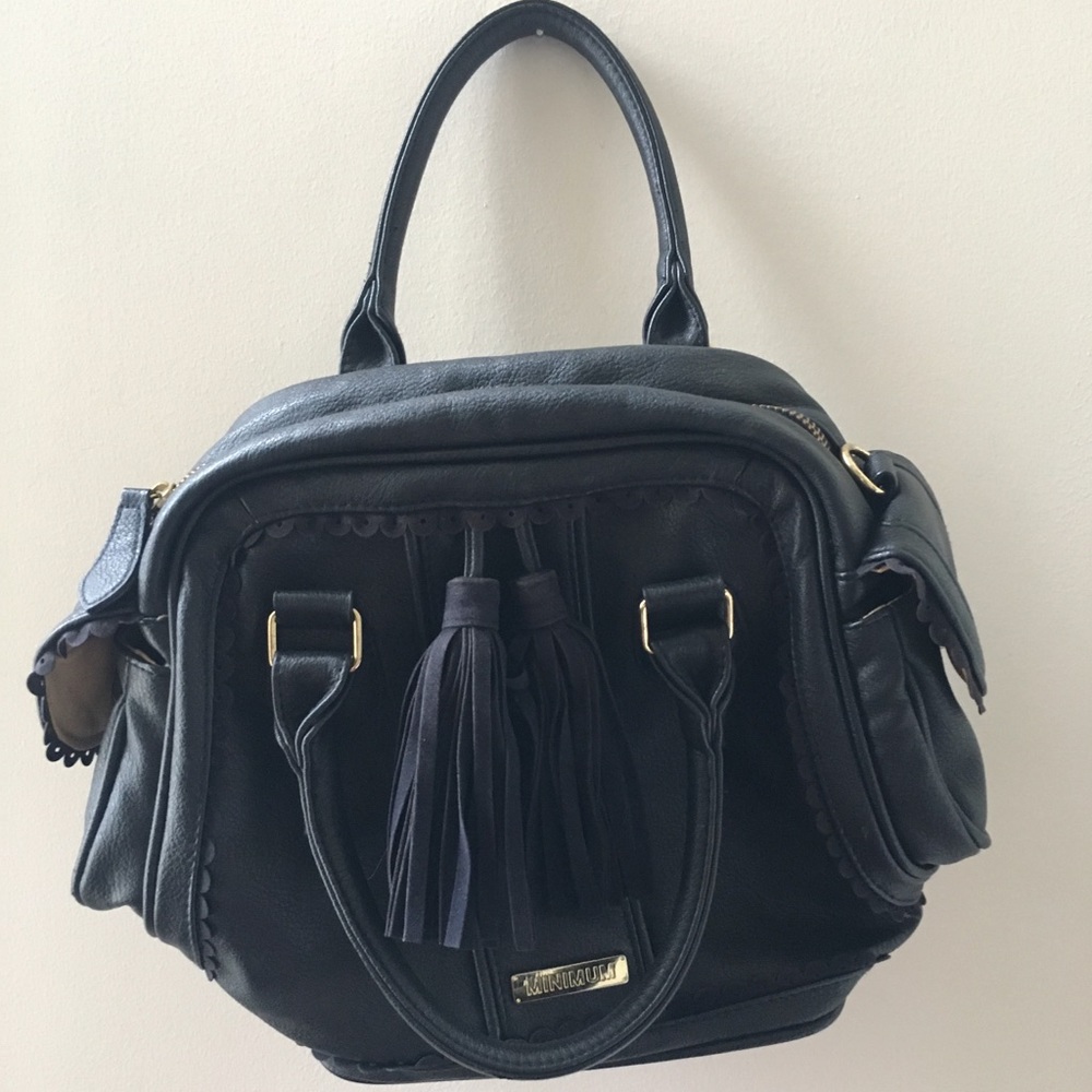 Black handbag w/ scallop trim