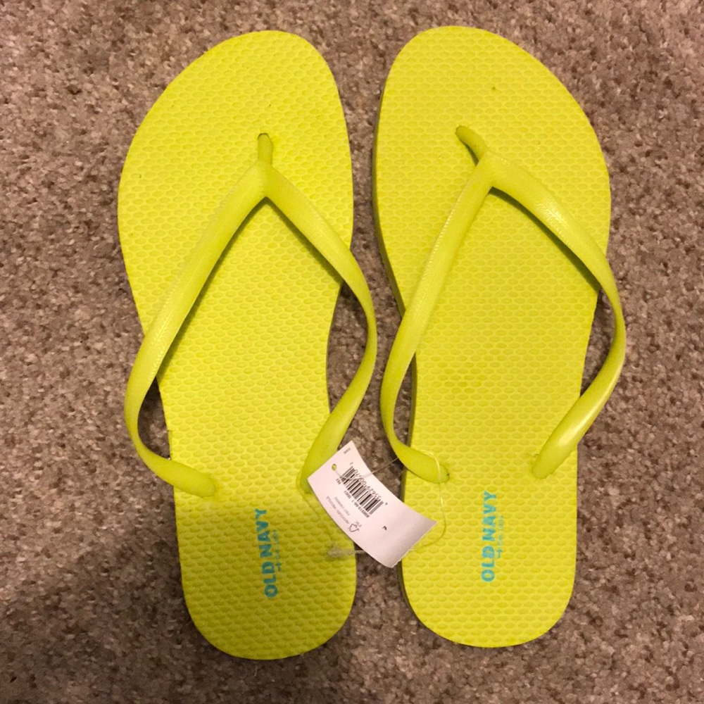 NTW — Women’s flip flops.