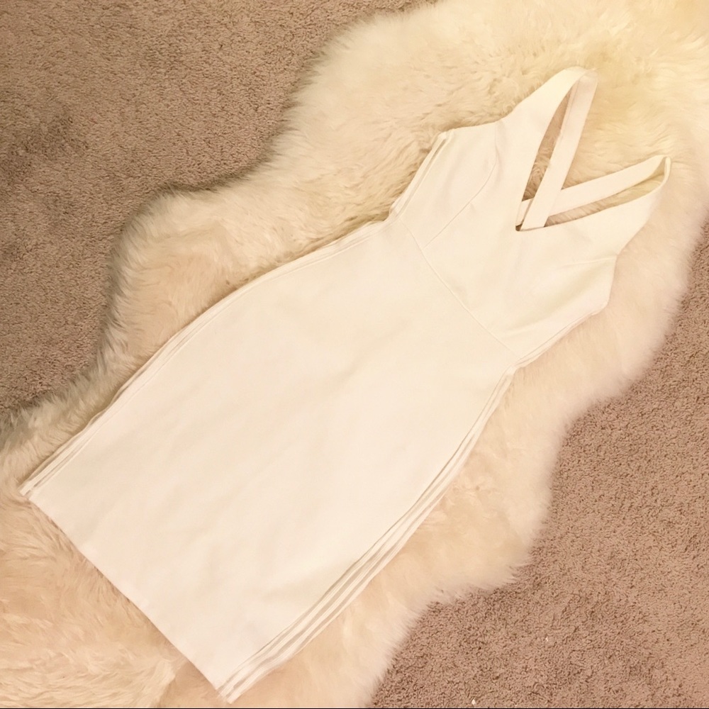 -NWT- Women’s white vneck dress
