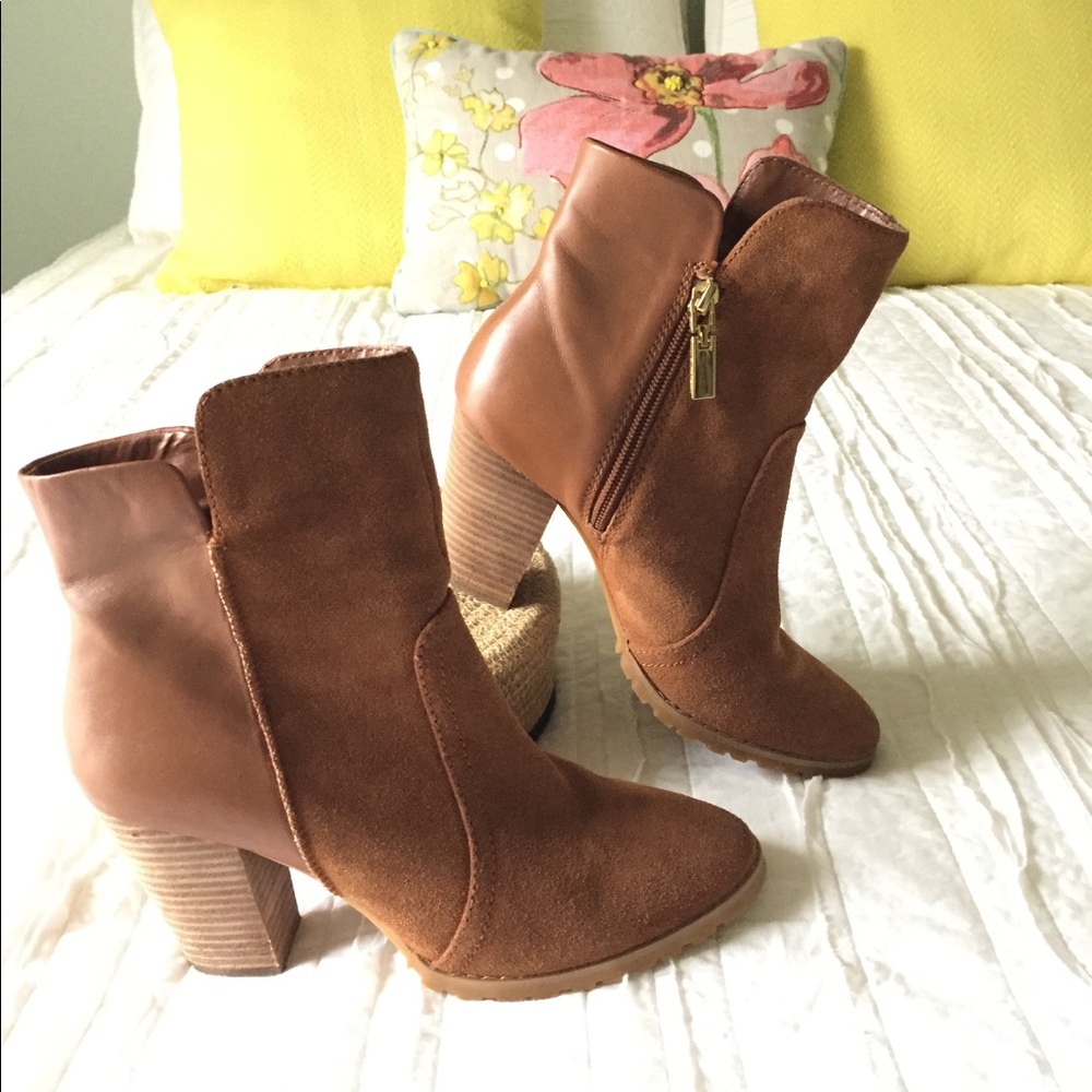 TAHARI GLENN  LEATHER SUEDE ANKLE BOOTS  7.5 M