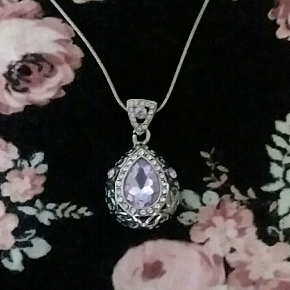 💎Beautiful necklace.  Color changes w/ lighting💎