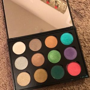 Colorful eyeshadow palette