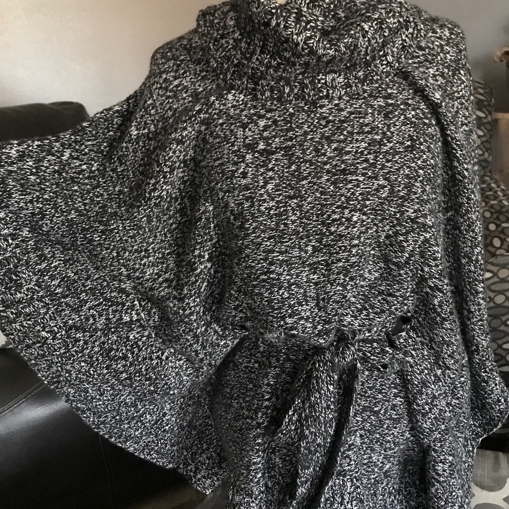 Black/white sweater