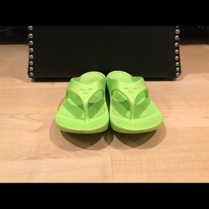Brand new Telic Sandals ✨