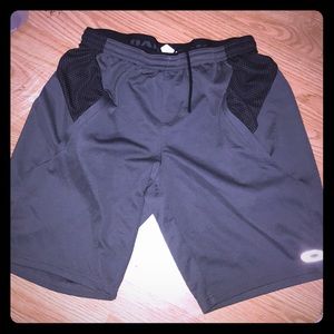 Oakley shorts size medium w/ pockets