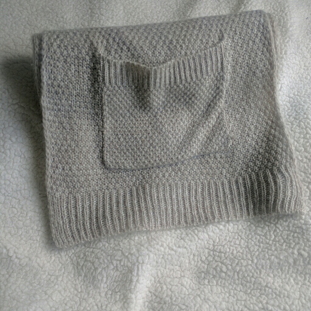 ❄Forever 21 Scarf w/ pockets - Picture 2 of 5