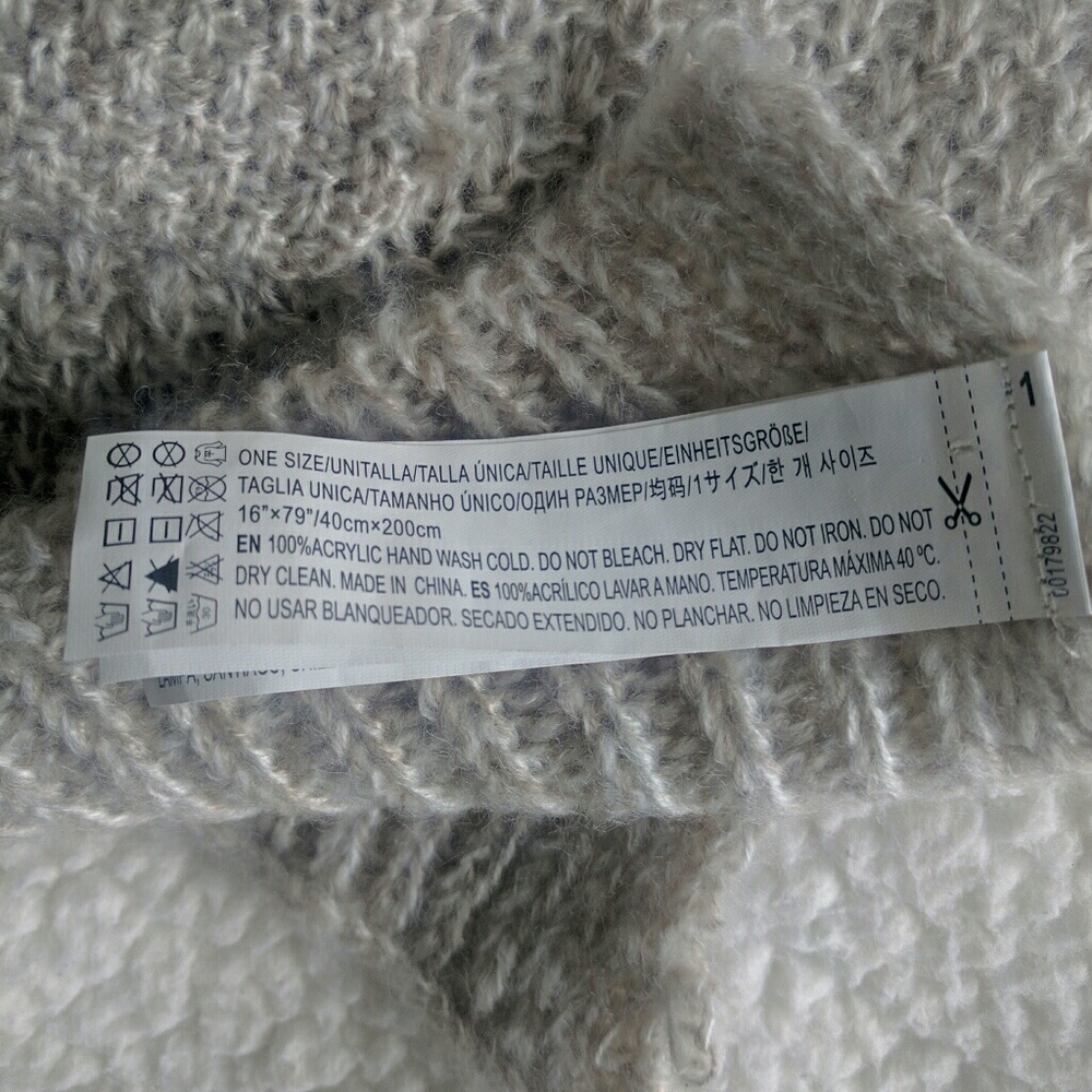 ❄Forever 21 Scarf w/ pockets - Picture 4 of 5