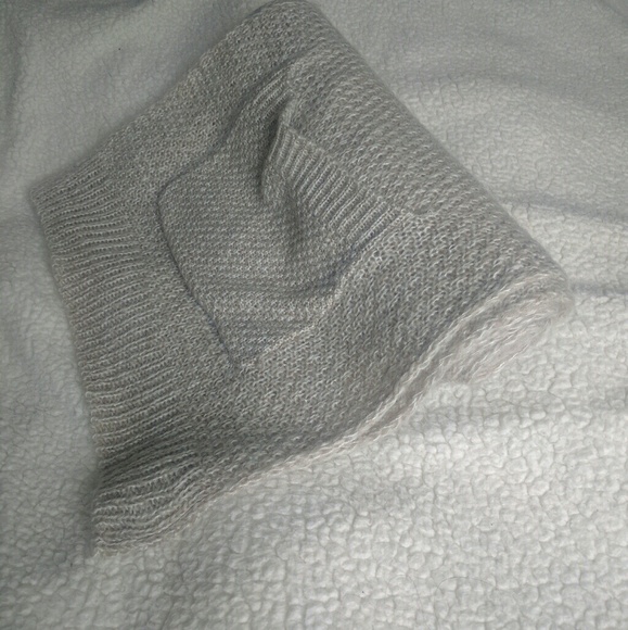 ❄Forever 21 Scarf w/ pockets - Picture 3 of 5