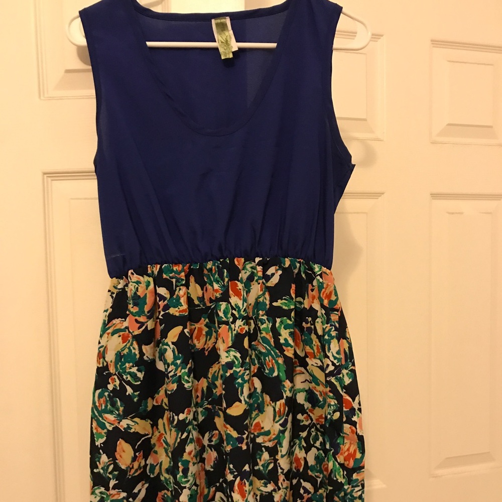 Two tone floral dress, sleeveless.