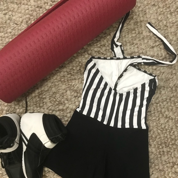 Brand new, key hole, criss-cross, short one piece - Picture 2 of 2