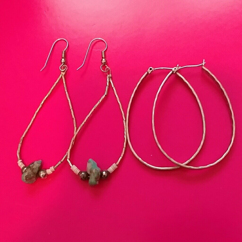 2 pairs of earrings