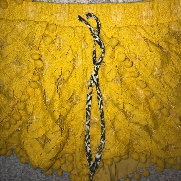 Yellow crop top and shorts set - Picture 2 of 2