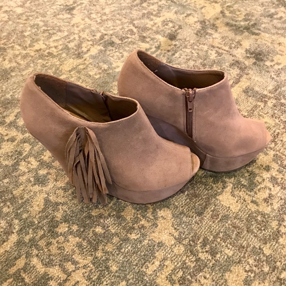 Breckelle’s Faux Suede Fringe Wedges