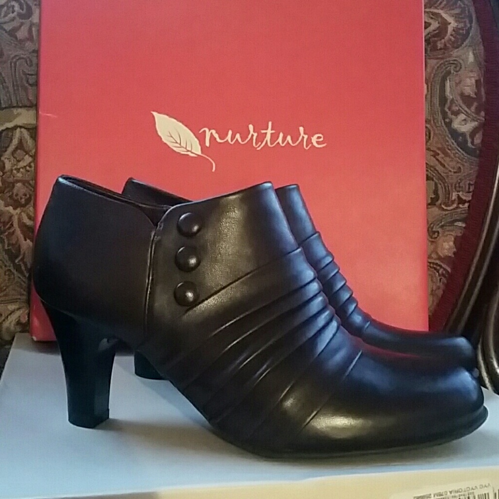 Nurture "Vyctoria" booties