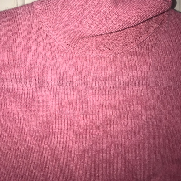 Pink turtleneck sweater - Picture 2 of 2