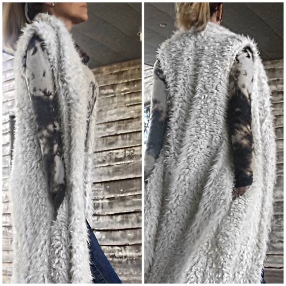 Angelique's Atelier Jackets & Blazers - Ivory faux fur Vest