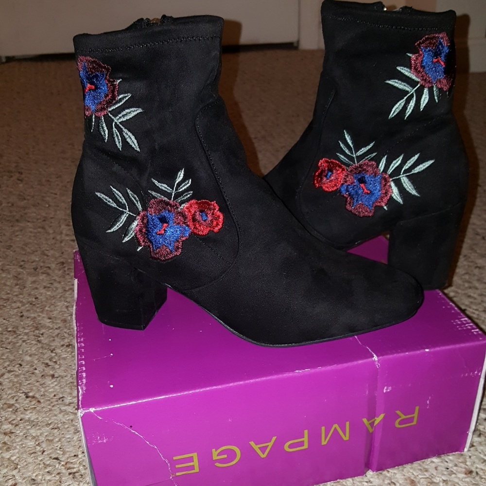 Women Embroidered Boots