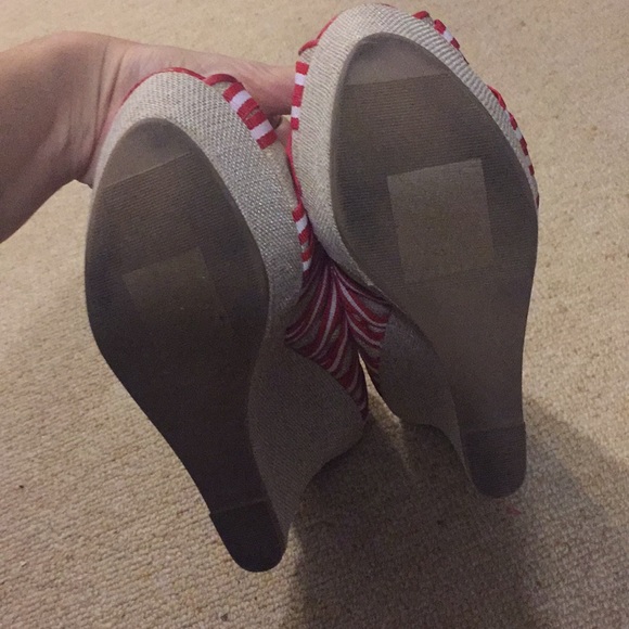 Super fun red and white peep toe heels - Picture 3 of 3