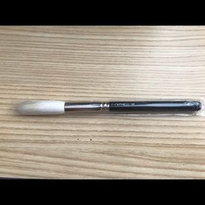 Mac 137 long blending brush