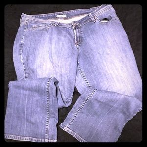 Levi 545 Distressed women’s jeans. SZ 20w flare