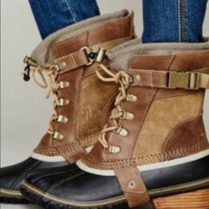 Sorel Conquest Carly short boots