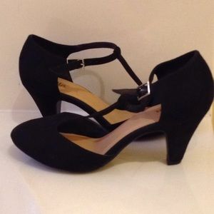 Like new- Black T strap heels