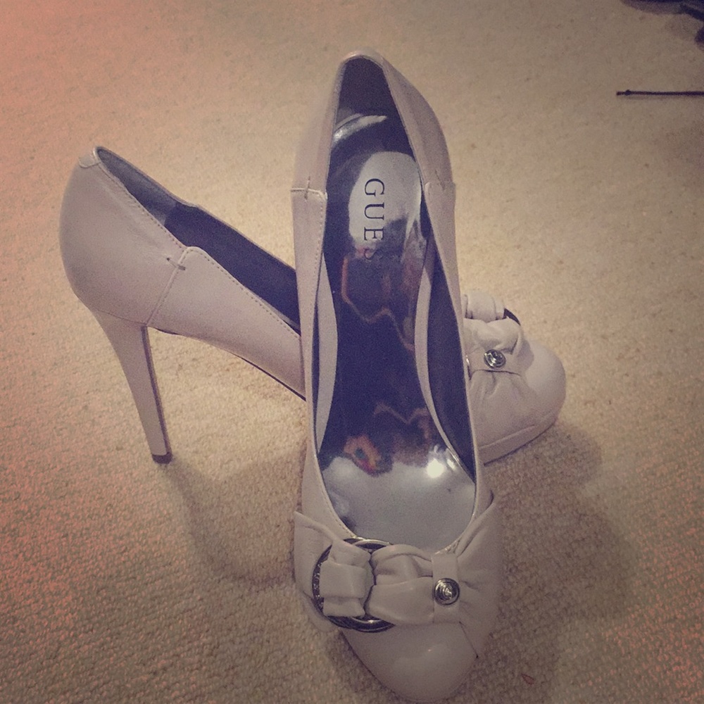 Guess tan pump with buckle.