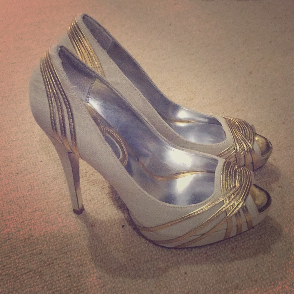 Beautiful linen pumps with gold embellishment.