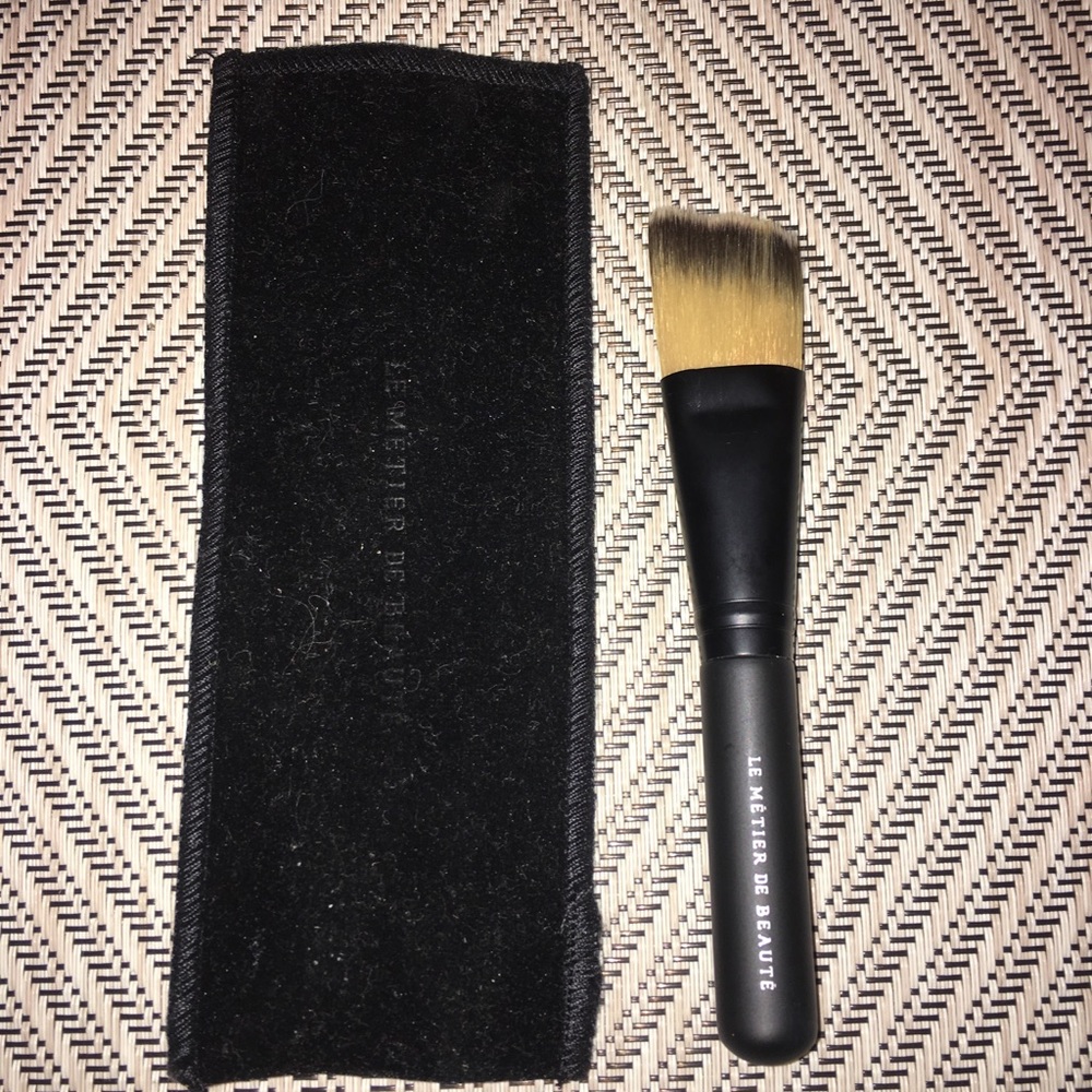 Le Metier de Beaute angled foundation brush
