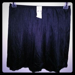 VINTAGE Shadowline 18" Slip Sz M